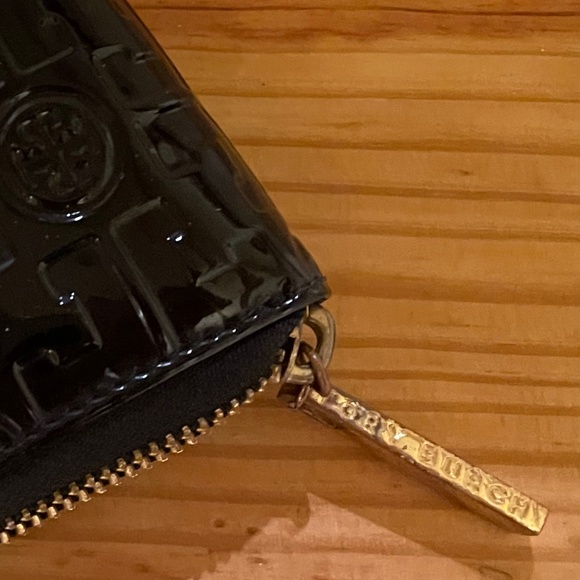 Tory Burch Embossed Patent Leather Wallet Black - Picture 4 of 5